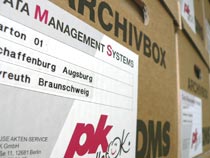 Archivboxen im Lager